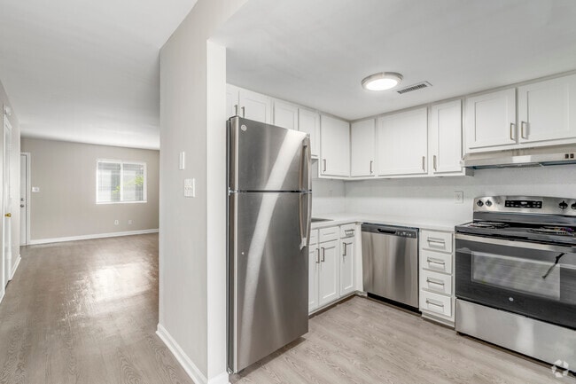 Townhome Platinum 2BR, 1.5BA - 1,078SF - Kitchen - Colonial Village