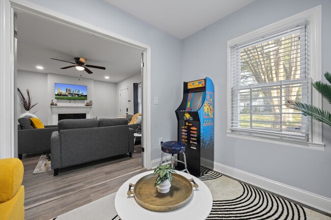 Photo - 547 Erin Ave SW Unit SI ID1609610P