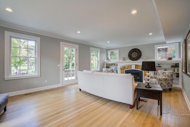 Photo - 2056 Summit Ave