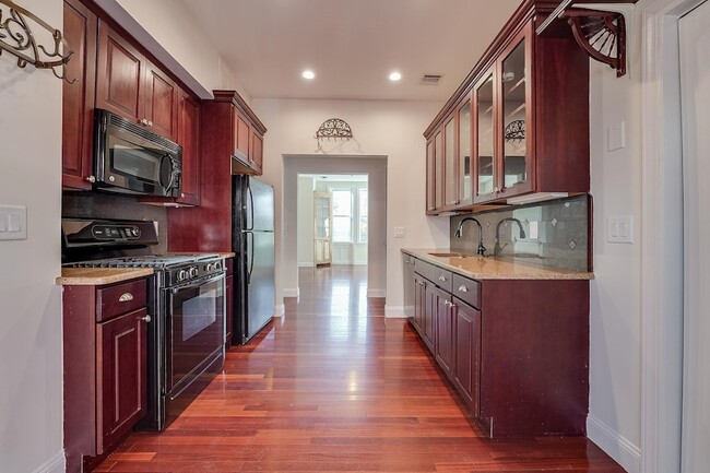 Photo - 880 Summit Ave