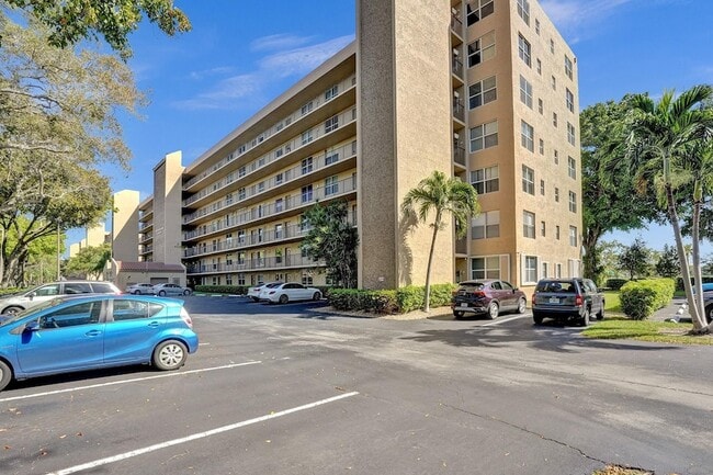 Building Photo - 4550 NW 18th Ave Unit 506