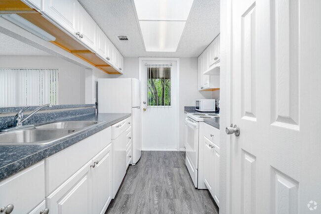 1BR. 1BA - 782SF - Kitchen - Camino Real San Antonio