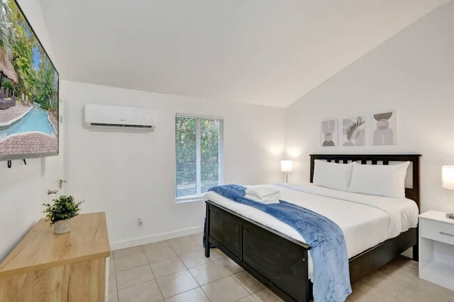 Building Photo - 1115 SW 4th St Unit SI ID1504026P