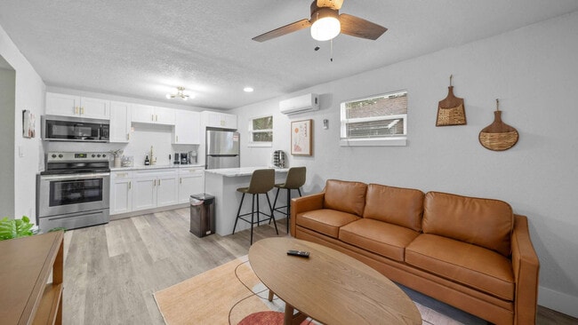 Building Photo - 1007 E Comanche Ave Unit ID1271933P