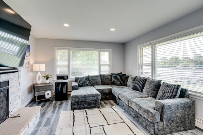 Building Photo - 811 N River Rd Unit ID1306762P