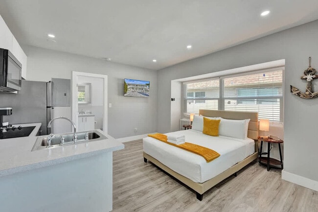 Building Photo - 906 N Riverside Dr Unit SI ID1503956P