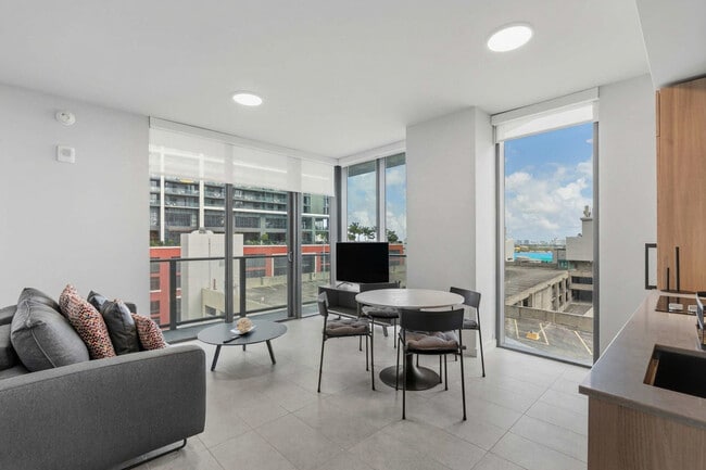 Building Photo - 121 NE 5th St Unit SI FL14-ID1429749P