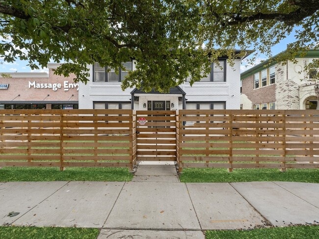 Photo - 1119 Waugh Dr Unit 4