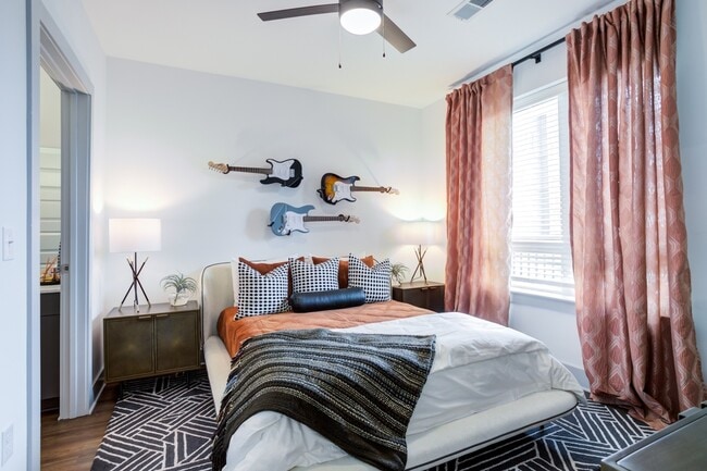 Signature-Music-Row-Nashville-Apartments-Furnished-and-Unfurnished-Options-Spacious-Bedroom - Signature Music Row