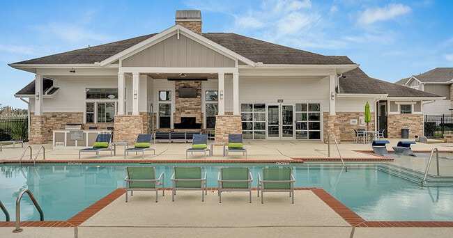 Building Photo - Retreat at Fremaux Town Center Apartments