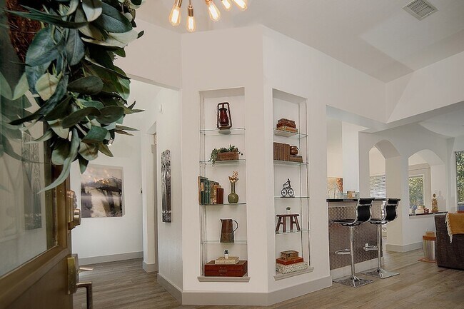 Photo - 182 N Valley Oaks Cir