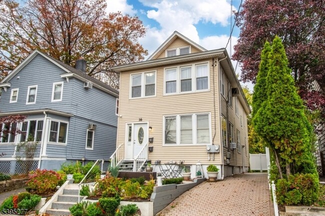 Building Photo - 16 Willet St