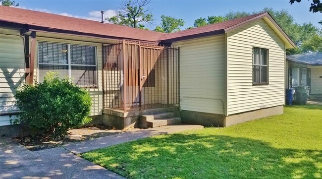 Photo - 12116 Hoblitzelle Dr