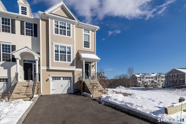 Building Photo - 35 Moorland Dr