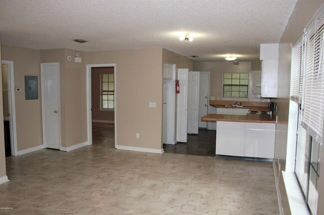 Building Photo - 6310 Delacy Rd Unit 4