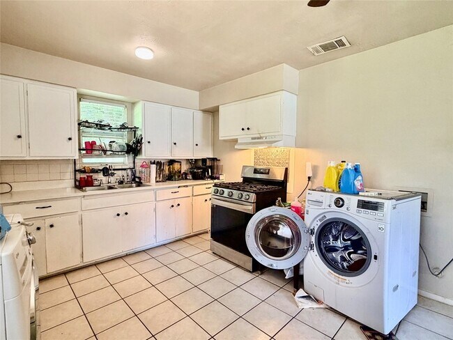 Photo - 1412 Oakwood Dr