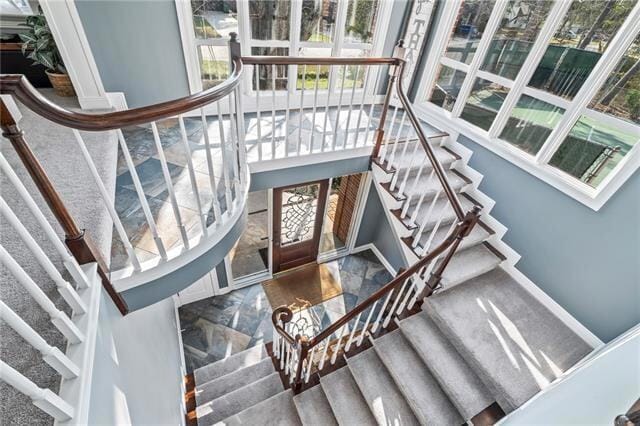 Photo - 633 Village Ln N