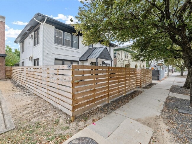 Photo - 1119 Waugh Dr Unit 4