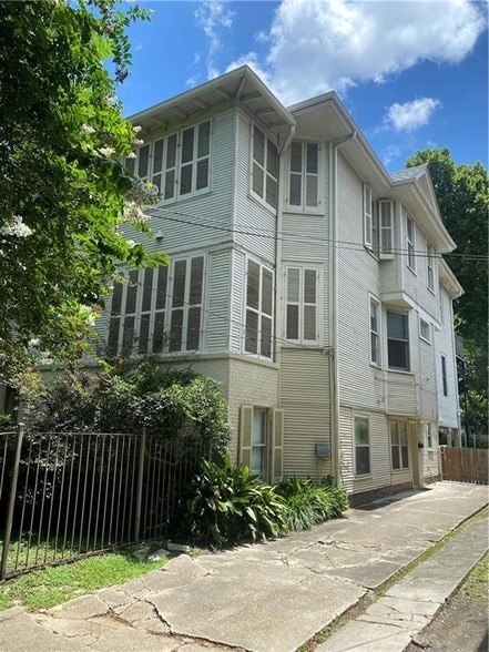 Building Photo - 2127 Octavia St