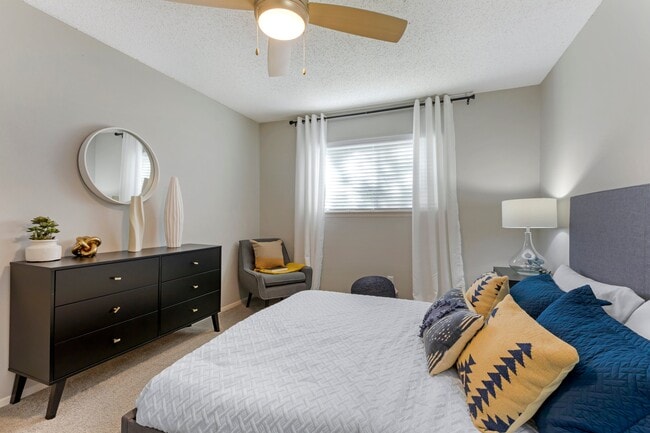 Photo - Valley Oaks Apartments