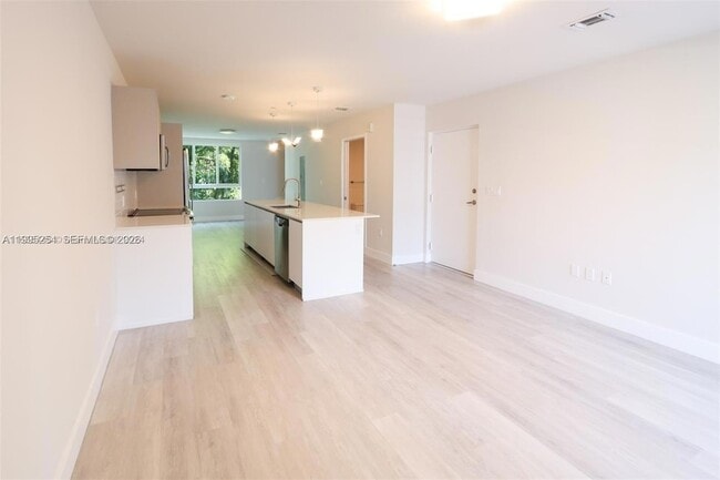 Photo - 2555 NE 193rd St