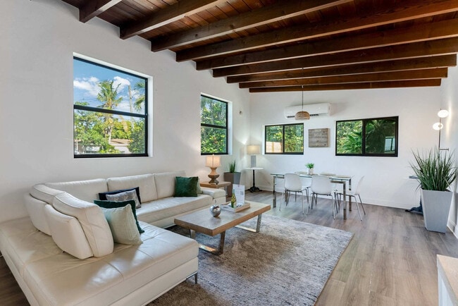 Building Photo - 11534 NE 13th Ave Unit ID1245241P