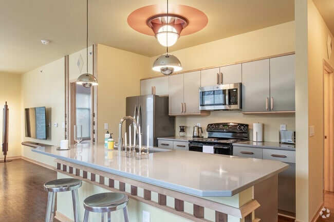 2BR, 2BA - 1154SF - The Medallion: Fully Furnished Utilities Incl