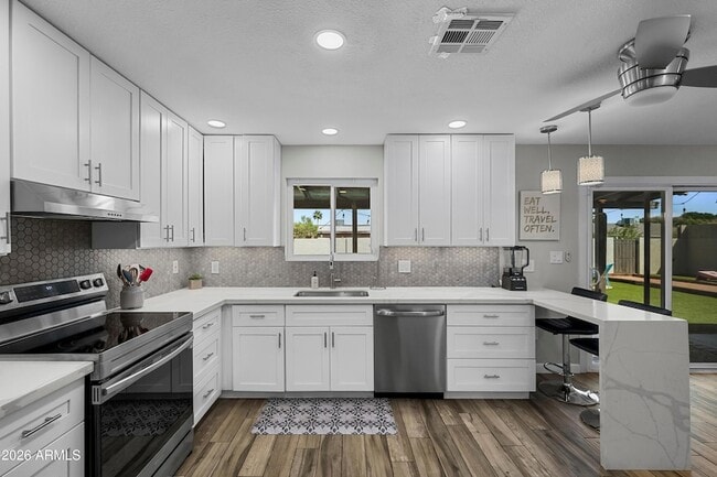 Photo - 208 E Oxford Dr