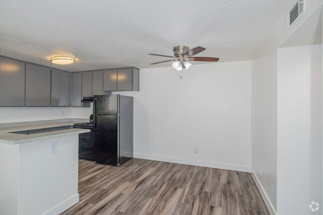 2BR, 1BA - 795SF - Dining Room - Carmel Pointe