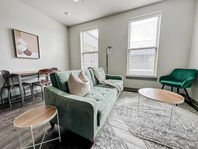 Building Photo - 111 E 4th St Unit ID1036784P