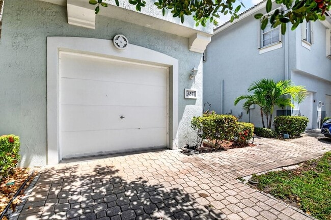 Building Photo - 3271 Laurel Ridge Cir