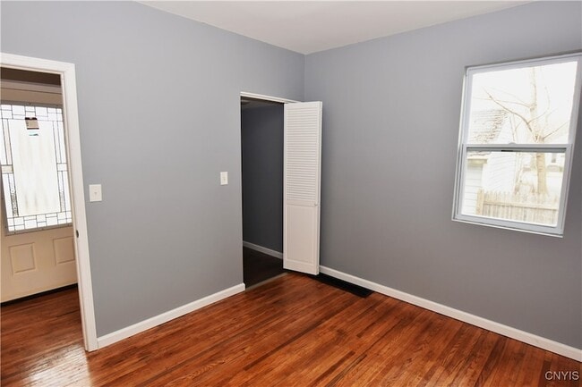 Photo - 112 Woodlawn Ave W