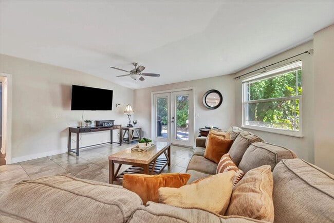 Building Photo - 2529 Croton Ave Unit ID1366627P