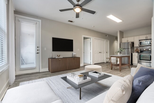 Beautiful Spacious Living Room - Allegro