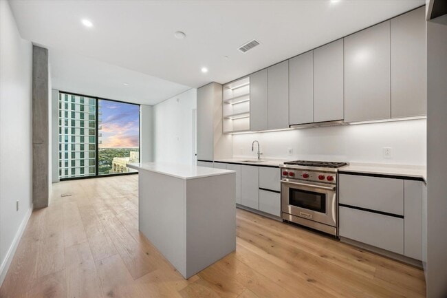 Building Photo - 610 Davis St Unit 2304