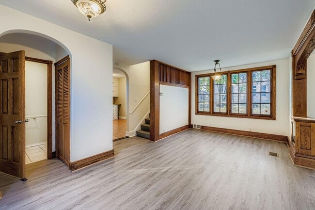 Photo - 988 Reaney Ave E