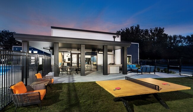 Grove- Courtyard Space - Winwood Apartments