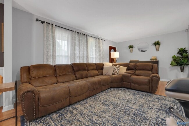 Photo - 619 Graycroft Dr SW