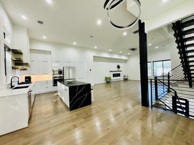 Photo - 525 Memorial Heights Dr