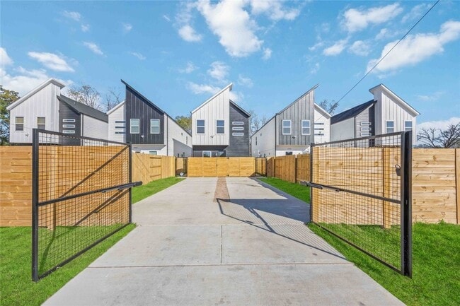 Building Photo - 1466 Ferguson Way Unit B