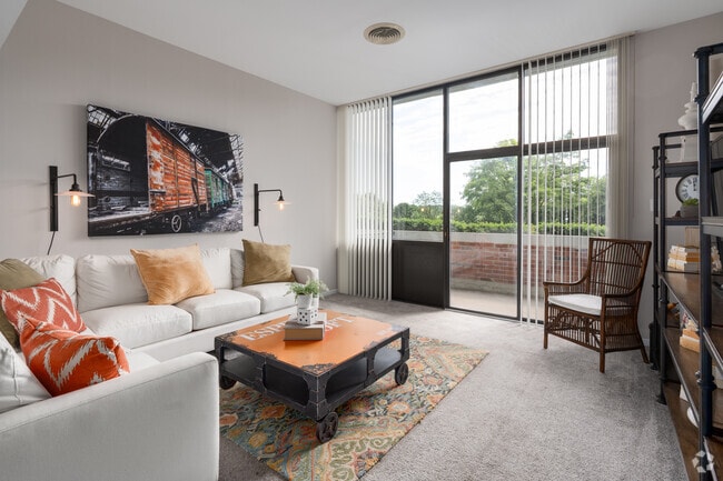 1BR, 1BA - 625SF - Living Room - Bridgeview