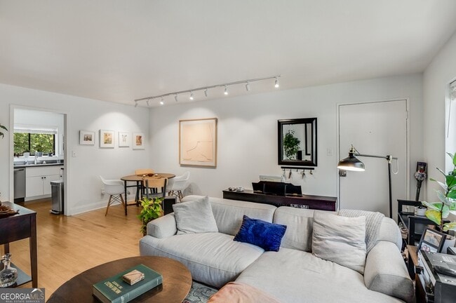 Photo - 96 Ardmore Pl NW Unit 3