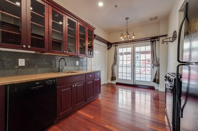 Photo - 880 Summit Ave