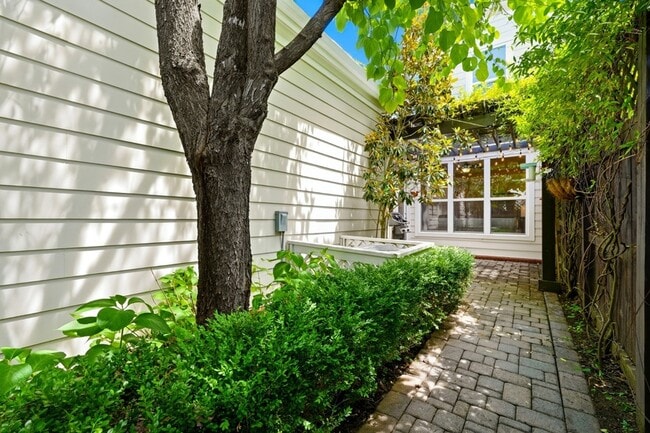 Photo - 360 Byron Way
