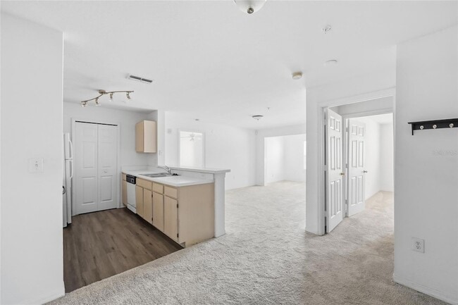 Photo - 5447 Vineland Rd Unit 1205