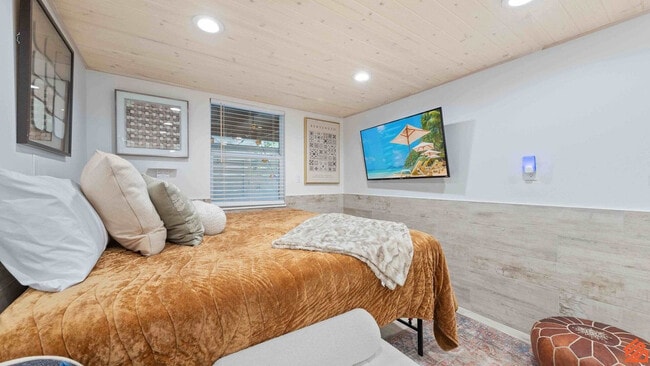 Building Photo - 33 Santana Dr Unit SI ID1502048P