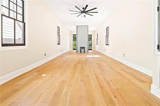 Photo - 826 Delachaise St