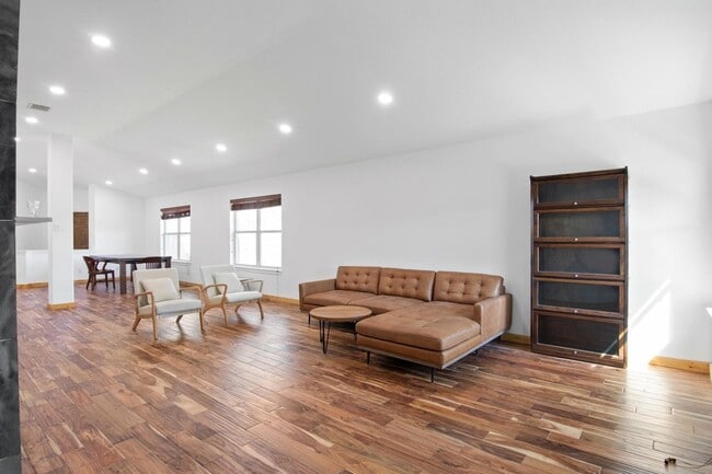 Photo - 702 Bent Wood Pl