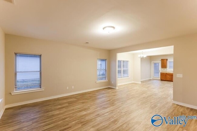 Photo - 611 White Oak Cir