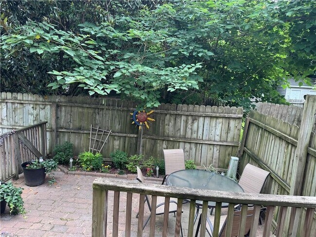 Photo - 411 Dinwiddie St